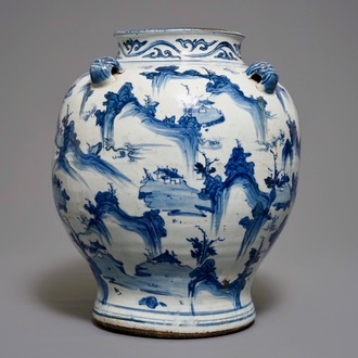 Een grote blauwwitte Chinese balustervaas met berglandschappen, Ming