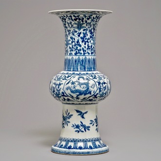 Un grand vase de forme gu en porcelaine de Chine bleu et blanc, marque de Qianlong, 19ème
