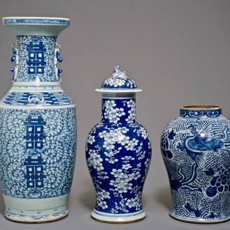 Trois vases en porcelaine de Chine bleu et blanc, 19ème