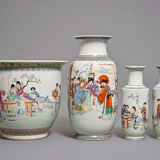 Quatre vases en porcelaine de Chine famille rose, République, 20ème