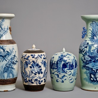 Quatre vases en porcelaine de Chine bleu et blanc sur fond céladon et craquelé, 19ème