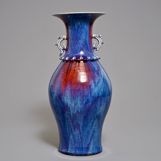Een grote Chinese flambé vaas met druipglazuur, 19e eeuw