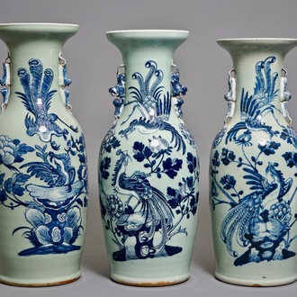 Drie Chinese vazen met blauwwit decor van feniksen op celadon fond, 19e eeuw