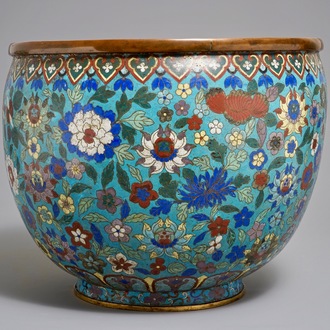 Een grote Chinese cloisonné jardinière met lotussen en pioenen, 19e eeuw