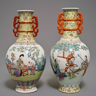 Deux vases à longs cols en porcelaine de Chine famille rose, marque de Qianlong, 20ème