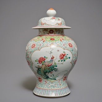 Un vase couvert en porcelaine de Chine famille rose, marque de Qianlong, 19ème
