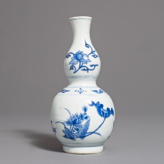 Un vase de forme double gourde en porcelaine de Chine bleu et blanc, époque Transition