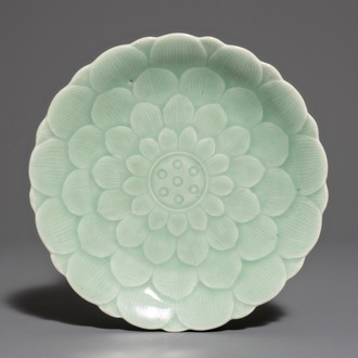 Une assiette en porcelaine de Chine céladon à décor de lotus, marque et époque de Qianlong