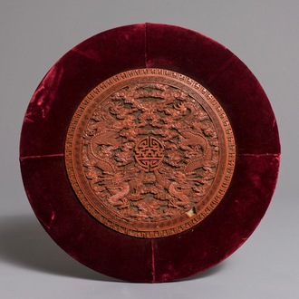 Een ronde Chinese lakwerk plaquette met twee draken, 18e eeuw