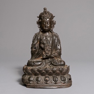 Un modèle de Guanyin assis sur un trône de lotus en bronze, Chine, Ming