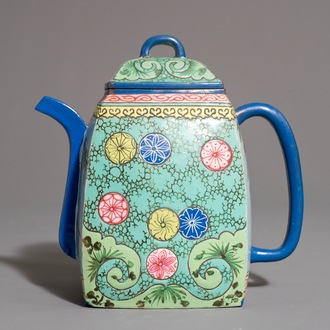 A Chinese enamelled Yixing teapot, 18/19th C.