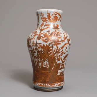 Een Chinese Nanking craquelé vaas met overglazuur decor, 19e eeuw