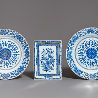 Een paar Chinese blauwwitte schotels en een rechthoekig presentoir, Kangxi/Qianlong