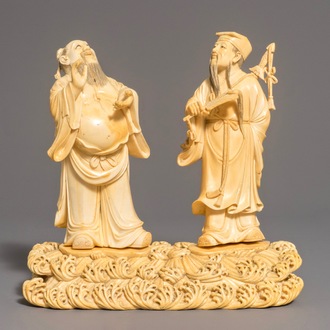 Un groupe de deux figures sur un tertre en ivoire sculpté, Chine, 19ème