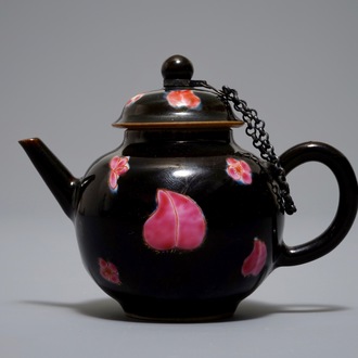 Een kleine Chinese famille rose theepot met zwarte fondkleur, Yongzheng/Qianlong