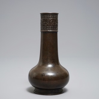Een Chinese bronzen flesvormige vaas met reliëfdecor, Yuan