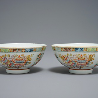 Une paire de bols aux symboles taoïstes en porcelaine de Chine famille rose, marque de Guangxu, 19/20ème