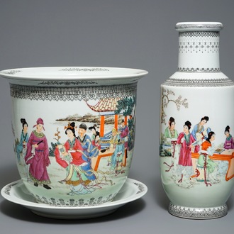 Un cachepot sur support et un vase de forme rouleau en porcelaine de Chine famille rose, République, 20ème