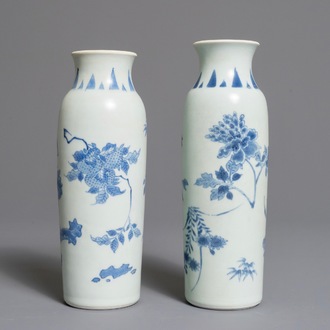Een paar Chinese blauwwitte rouleau vazen met floraal decor, Hatcher cargo, Transitie periode