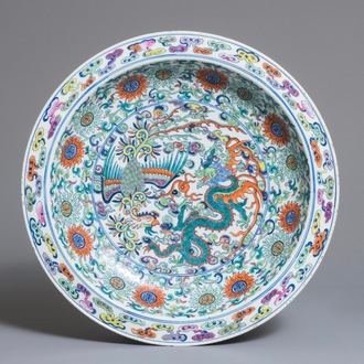Un grand plat en porcelaine de Chine doucai à décor 'Dragon et phénix', marque de Yongzheng, République, 20ème