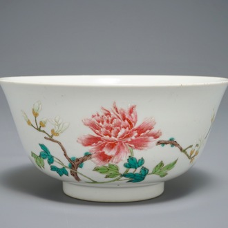 A Chinese famille rose bowl with fine floral design, Qianlong mark, 19/20th C.