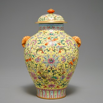 Un vase couvert en porcelaine de Chine famille rose, marque de Qianlong, 20ème