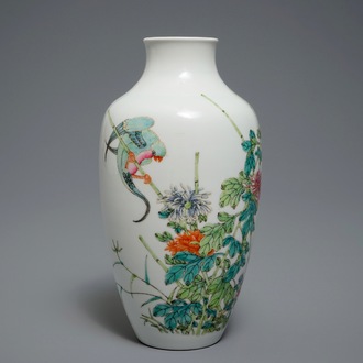 Un vase en porcelaine de Chine famille rose à décor d'un perroquet parmi fleurs, marque Ju Ren Tang, 20ème