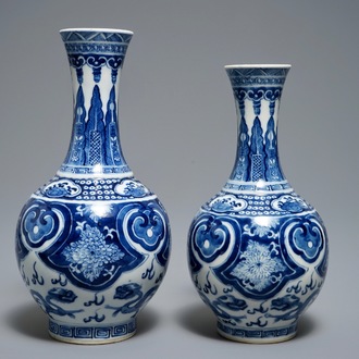 Deux vases de forme bouteille en porcelaine de Chine bleu et blanc, marque de Guangxu, 19/20ème