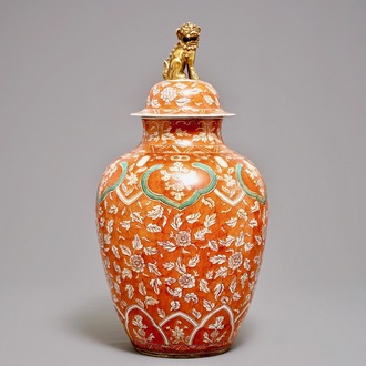 Un grand vase couvert en porcelaine à fond rouge corail, Samson, Paris, 19ème