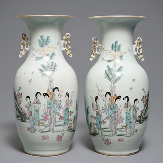 Une paire de vases en porcelaine de Chine famille rose à décor de femmes dans un jardin, 19/20ème