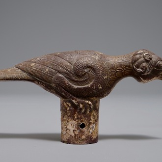 Een Chinese bronzen handgreep in de vorm van een vogel, Han of later