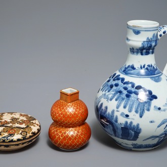 Een Japanse blauwwitte Arita kan, Edo, 17e eeuw, een Satsuma dekseldoos en een Kutani vaasje, Meiji, 19e eeuw