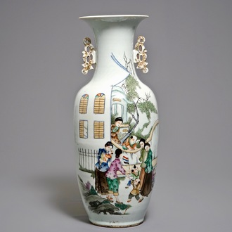 Un vase en porcelaine de Chine famille rose à décor de femmes avec enfants, 1ère moitié du 20ème