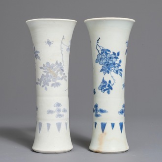 Een paar Chinese blauwwitte trechtervormige vazen met floraal decor, Hatcher cargo, Transitie periode