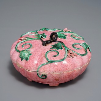Une boîte couverte en forme de citrouille en porcelaine de Chine famille rose, début du 19ème