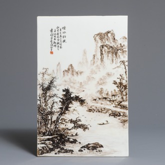Une grande plaque en porcelaine de Chine qianjiang cai à décor d'un paysage, 20ème