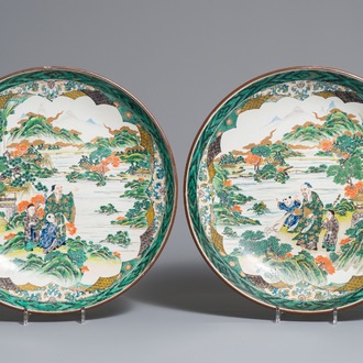 Une paire de grands plats en porcelaine Kutani de Japon, Meiji/Showa, 1ère moitié du 20ème