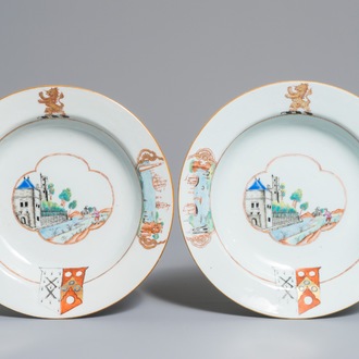 Une paire d'assiettes armoriées en porcelaine de Chine famille rose pour le marché anglais, Qianlong