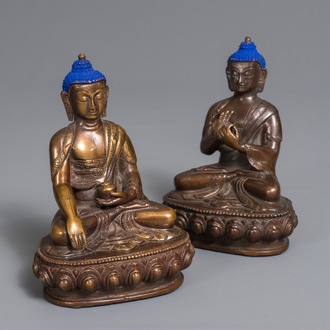 Deux figures de Bouddha Shakyamuni en bronze doré, Chine, 19/20ème