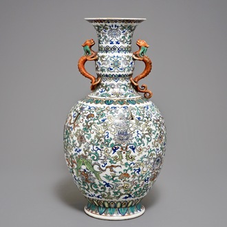 Un vase en porcelaine de Chine doucai à décor baijixiang, marque de Qianlong, 20ème