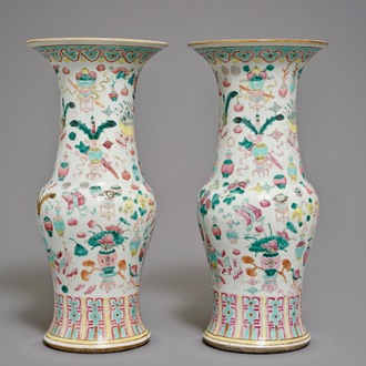 A pair of Chinese famille rose yenyen vases with design of antiquities, 19th C.