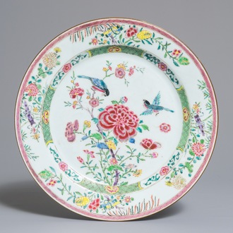 Un plat en porcelaine de Chine famille rose à décor d'oiseaux et pivoines, Yongzheng/Qianlong