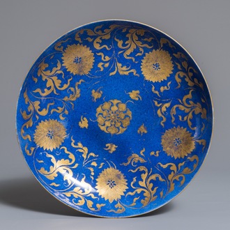 Un plat en porcelaine de Chine bleu poudré et doré aux rinceaux de lotus, Kangxi