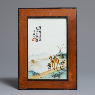 Een Chinese qianjiang cai plaquette met landschapsdecor, 20e eeuw