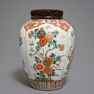 Un vase en porcelaine de Chine famille verte au couvercle en bois sculpté, Kangxi