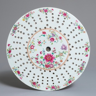 Un grand égouttoir en porcelaine de Chine famille rose, Qianlong