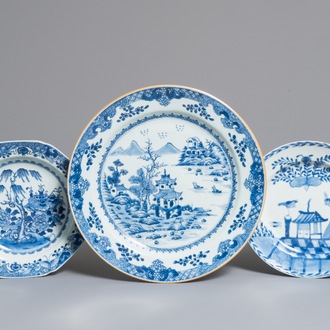 Trois plats en porcelaine de Chine bleu et blanc, Qianlong