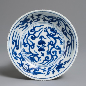 Une coupe aux dragons en porcelaine de Chine bleu et blanc, marque et époque de Jiajing