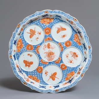 Un plat à condiments en porcelaine de Chine de style Imari à décor de papillons, Qianlong
