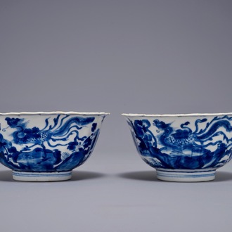Une paire de bols lobés aux phénix en porcelaine de Chine bleu et blanc, Kangxi